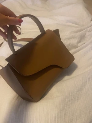 ATP atelier väska - Använder ej vill bli av med den för att jag ska flytta därav priset. Bra skick förutom några slitningar som man kan Se bilderna. Nypris 5300kr 