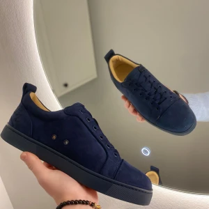 Christian Louboutin navy sneakers - Säljer helt nya Christian Louboutin skor i storlek 42 box och annat med kommer ✅ om du har frågor är det bara att fråga på mvh Benjamin 🫡