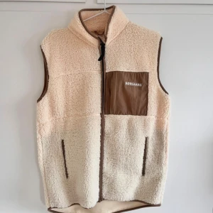 Beige fleeceväst från Mads Nørgaard - Säljer en beige fleeceväst från Mads Nørgaard💓