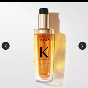 Kérastase Elixir Ultime olja - OÖPPNAD, Lyxig Elixir Ultime hårolja från Kérastase i en elegant genomskinlig flaska med guldfärgat pump-lock. Oljan har en gyllene ton och är perfekt för att ge glans och mjukhet till håret. Flaskan rymmer 75 ml och har stilren design med svart och guld detaljer.