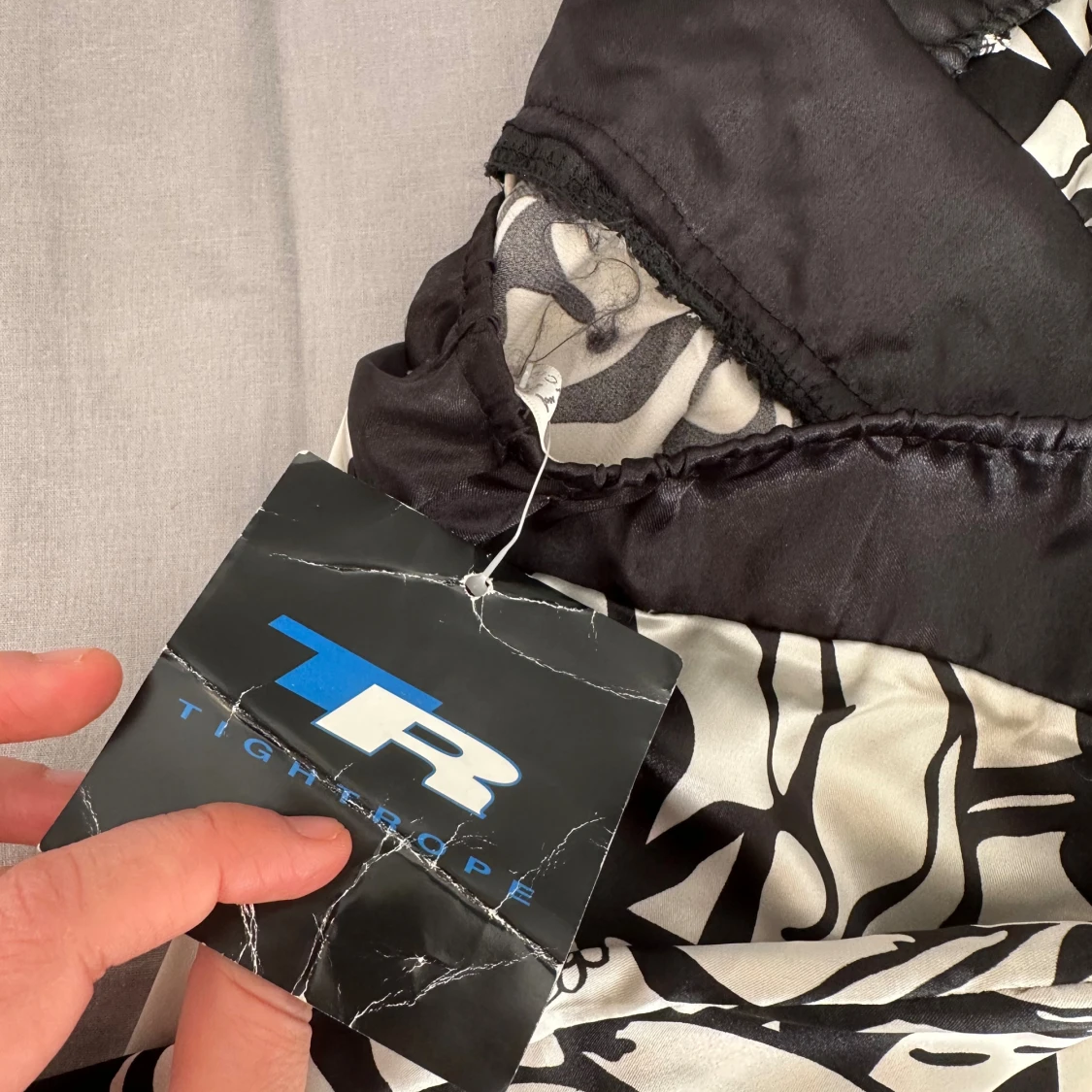 Svartvit halter top med blommönster och paljetter  - 4