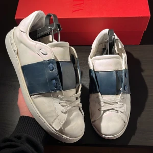 Valentino Open - Valentino Open - Färg: Vit/Mörkblå - Skick: 7,5/10 Storlek: 41 - Tillbehör: Box och dustbag - Hör gärna av dig vid frågor / AR Resell ⚜️