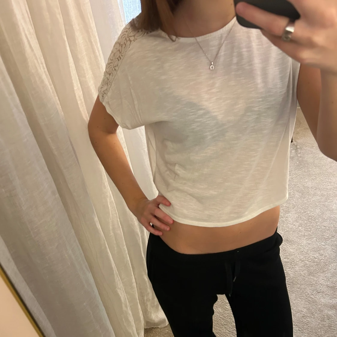 Vit croppad t-shirt med spetsdetalj - 1