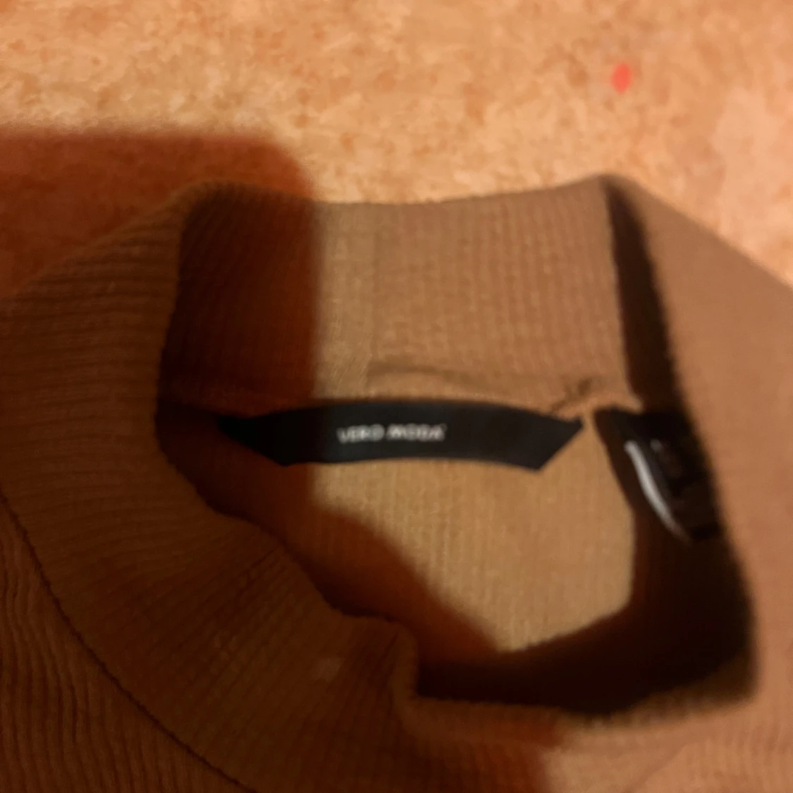 Beige polotröja från Vero Moda - 2