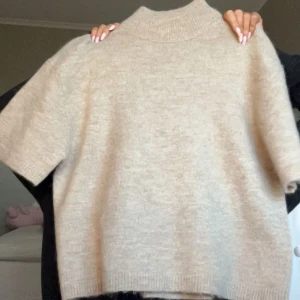 Beige stickad polotröja från Gina Tricot - Säljer en beige stickad polotröja från Gina Tricot älskar💕