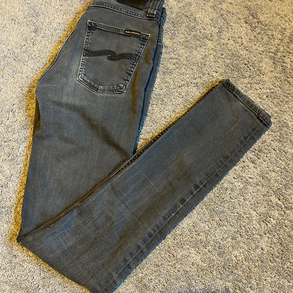 Mörkgrå jeans från Nudie Jeans, W27 L34