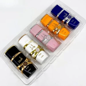 Färgglada ringar med stenar, 5-pack 30ml - Säljer ett set med fem snygga ringar i olika färger: svart, vit, rosa, orange och blå. Varje ring har en glittrig sten i mitten och detaljer i guld eller silver. Perfekt för dig som vill mixa och matcha färger och skapa en unik stil.