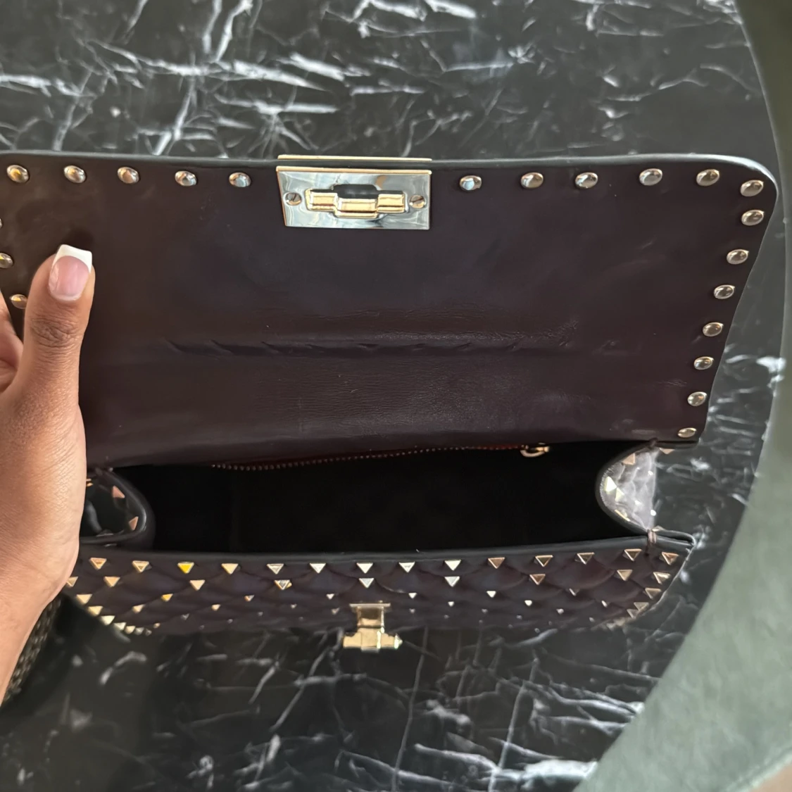 Vinröd handväska med guldnitar  - 3