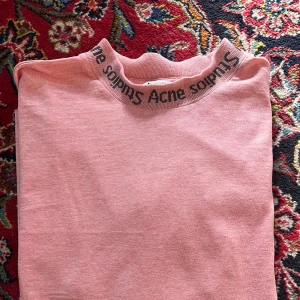 Acne Studios T-shirt - Snygg rosa t-shirt från Acne Studios. Inte använd på över 2 år, därav säljs den. Använd runt 10 gånger. Storlek Small, men sitter mer som en Medium.
