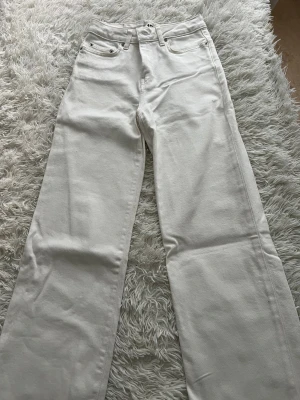 Vita wide jeans från 157 Lane XS - Säljer ett par fräscha vita jeans från 157 Lane i storlek XS. Modellen har raka ben med wide fit och klassisk femficksdesign. Jeansen är högmidjade och tillverkade i mjukt bomullstyg, perfekta för en clean och stilren look.