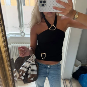 Svart halterneck topp  - Topp med super fina detaljer ❣️❣️❣️❣️lapp kvar