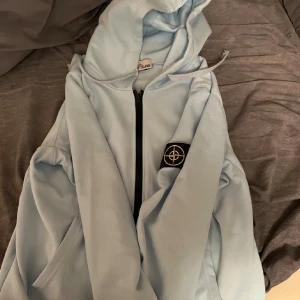 STONE ISLAND ZIP HOODIE - Aldrig använt . Storlek L
