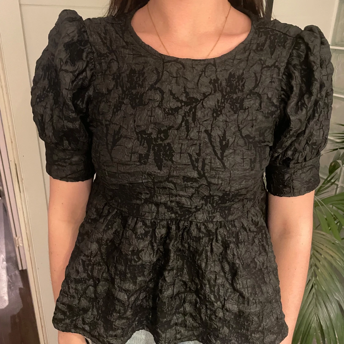 Svart blus med puffärm och struktur - 1