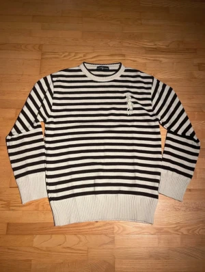 Ralph Lauren vintage - Säljer en vintage tröja från Ralph Laurent, en fräsch tröja som inte kom till användning, köpte av en grabb men tröjan visade sig vara för kort vid armarna! Skriv gärna dm för frågor osv!!