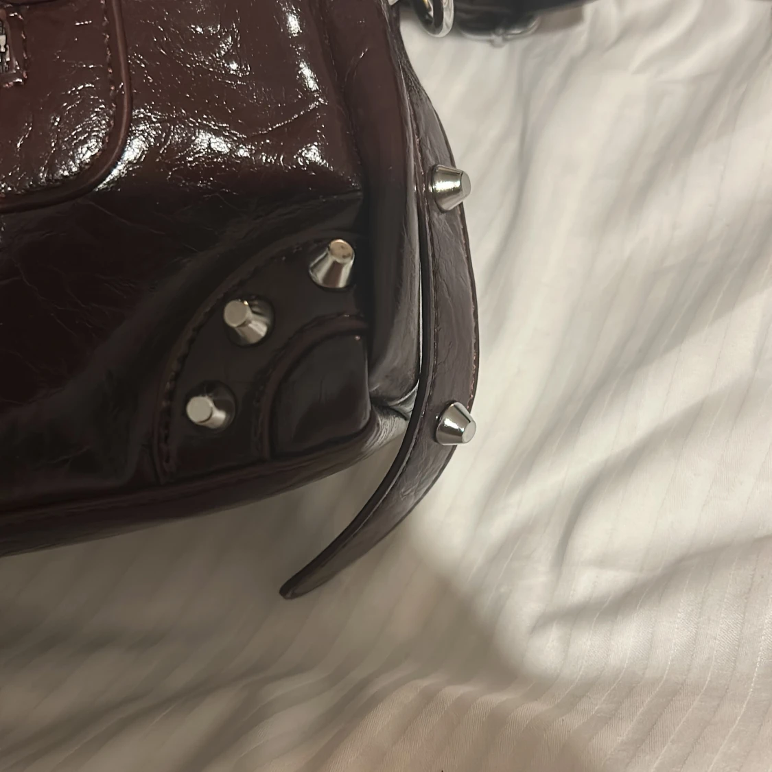 Vinröd handväska med nitar - 1