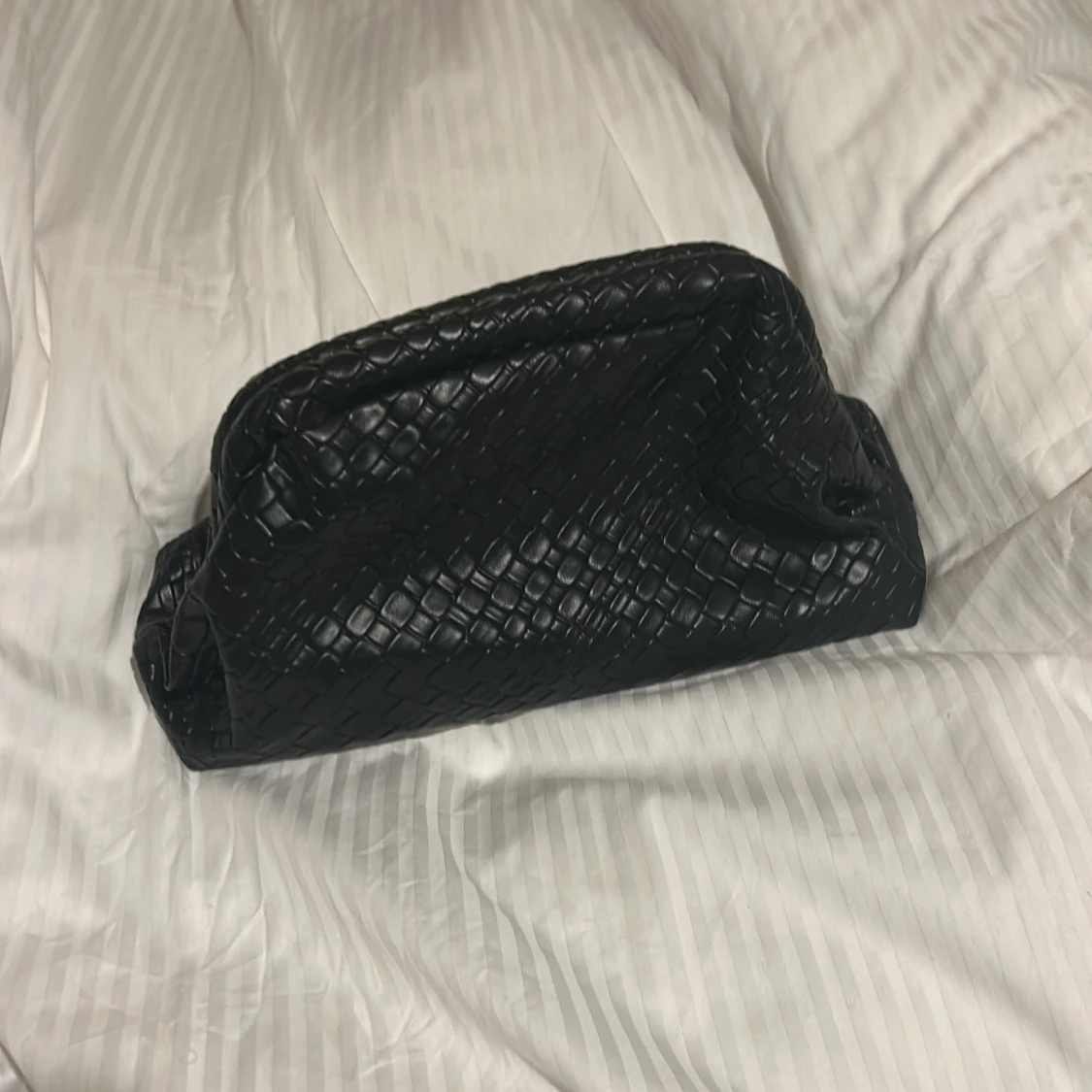 Svart flätad kuvertväska i skinn