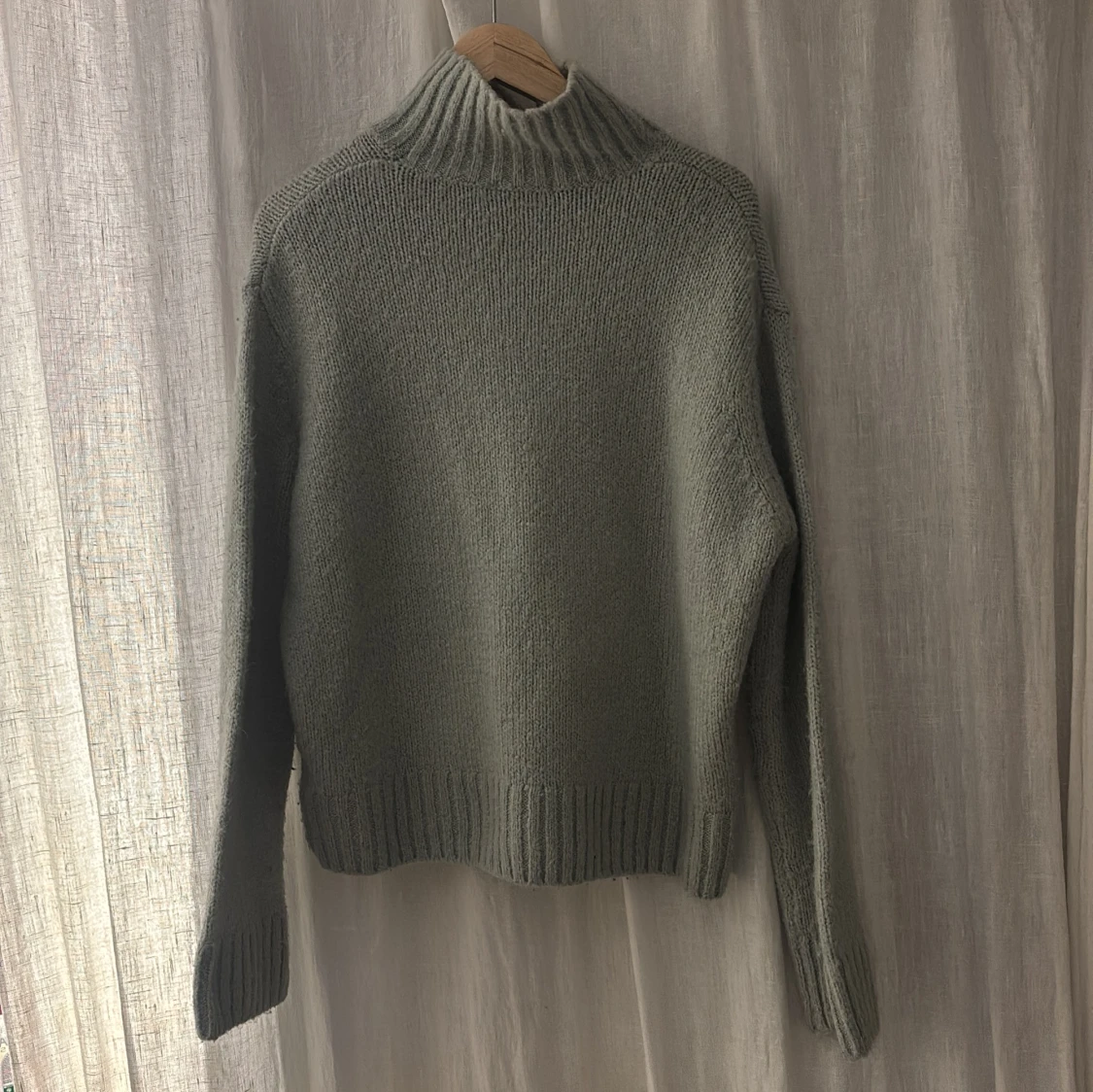 Blågrå stickad polotröja med ribbad krage