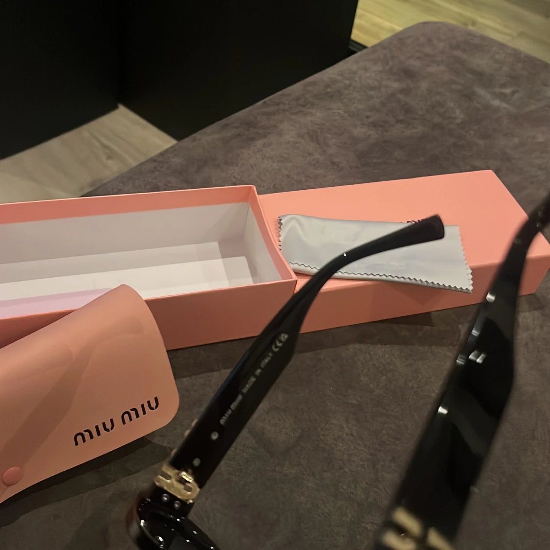 Svarta Miu Miu solglasögon med gulddetaljer - 3