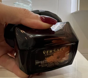 Versace Crystal Noir EdT 50ml - Versace Crystal Noir EdT, 50ml. En ikonisk parfym med lyxig känsla, perfekt för dig som vill sticka ut. Tillverkad i Italien. Snygg flaska som ger exklusiva vibes. Obs: ca endast 10% använd av flaskan! 