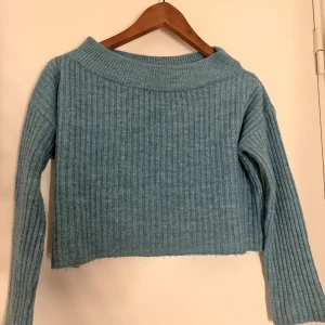 Stickad tröja från NA-KD - Säljer blå/turkos stickad topp från NA-KD i storlek S. Superfin färg, sitter snyggt och är perfekt både till vardag och somriga outfits. I mycket fint skick!