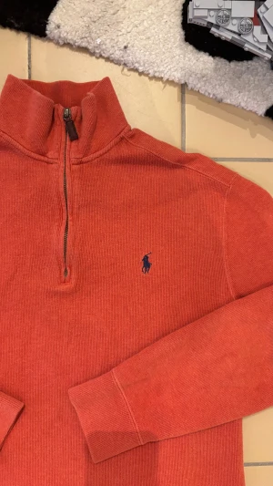 Polo Ralph Lauren half zip  - Läcker orange half zip i bra skick! Storlek S men passar M Hör gärna av dig om du undrar något eller vill komma med bud! ✌🏻