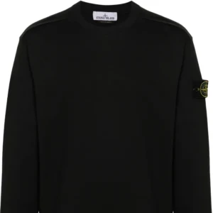 Svart sweatshirt från Stone Island - Svart sweatshirt från Stone Island med klassisk rund hals och lång ärm. Ikonisk logopatch på vänster ärm ger en clean och stilren look. Perfekt för dig som gillar streetwear och vill ha något enkelt men ändå snyggt. Dm vid intresse