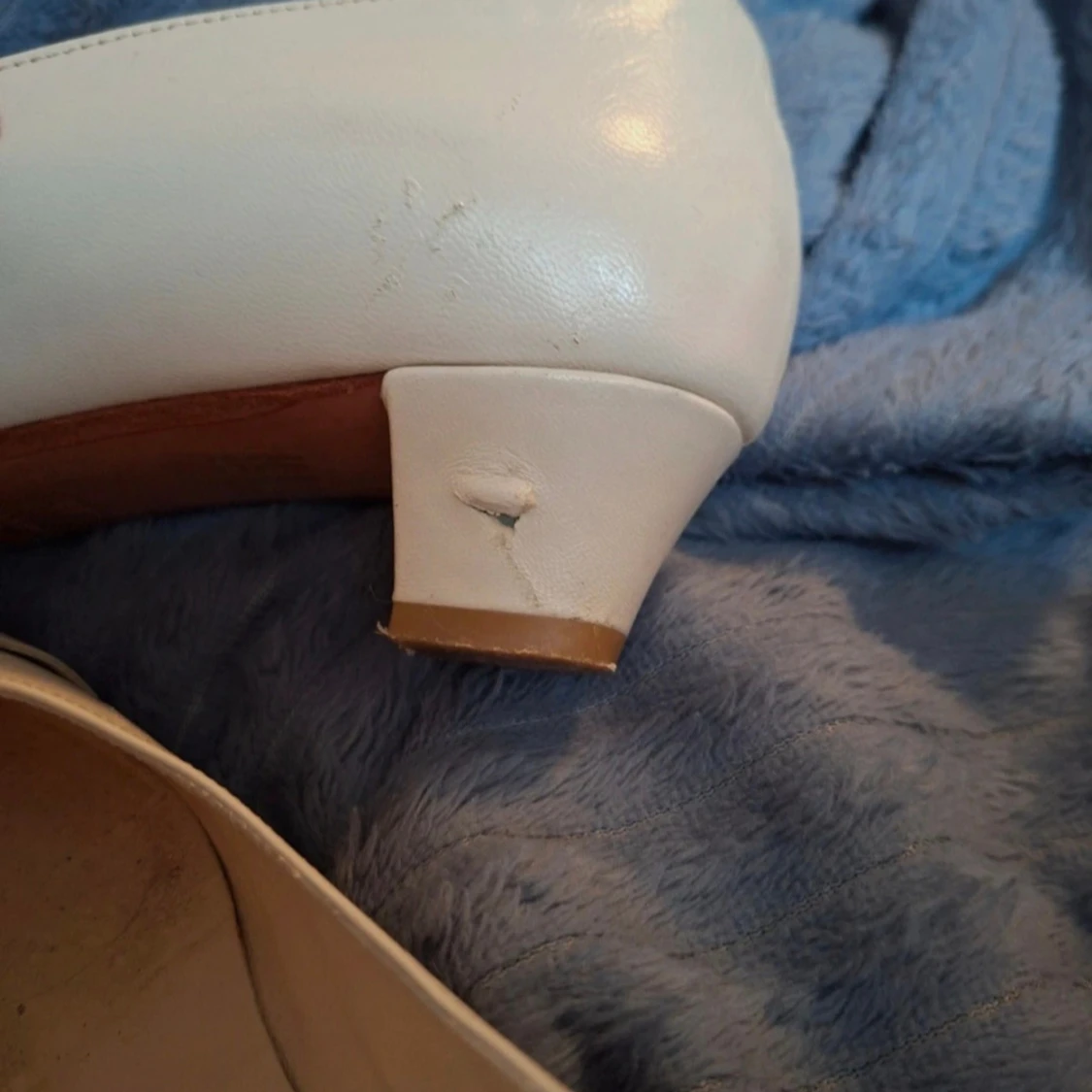 Vita klackskor med gulddetalj - 3