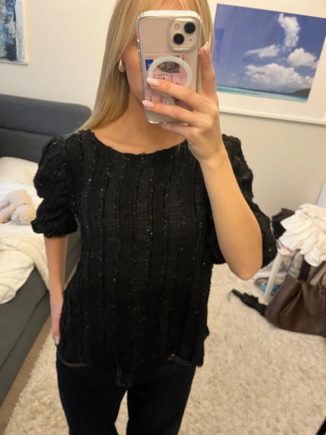 Svart glittrig blus med puffärm - 1