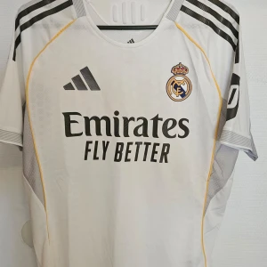 Real Madrid Fotbollströja - Köpte denna real madrid tshirt men den vart för stor för mig så jag tänkte sälja den. Den är helt oanvänd. Står att det är S men det är L egentligen