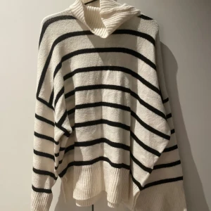 Randig polotröja från boohoo  - Randig polotröja från boohoo i nyskick!