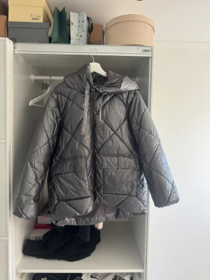 Grå quiltad pufferjacka med huva - Så fin och eftertraktad jacka från mohito!! Väldigt bra skick!! Storlek 38 så sitter som en oversize S❤️