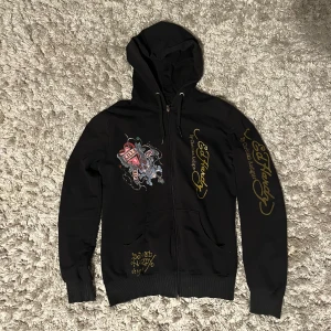 Ed Hardy tröja - En vintage tröja från Ed Hardy. Mycket bra skick och nästan aldrig använd. Står XL men passar mer som en S. Vid funderingar fråga gärna!😁
