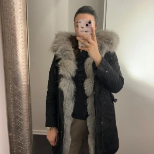 Vinterjacka - Säljer min pälsjacka från garoff. Super mysig och jätte varm, perfekt för vintern. I ett bra men använt skick i storlek S. Ord pris 3499kr och har använts 1 vinter. Pris kan diskuteras!