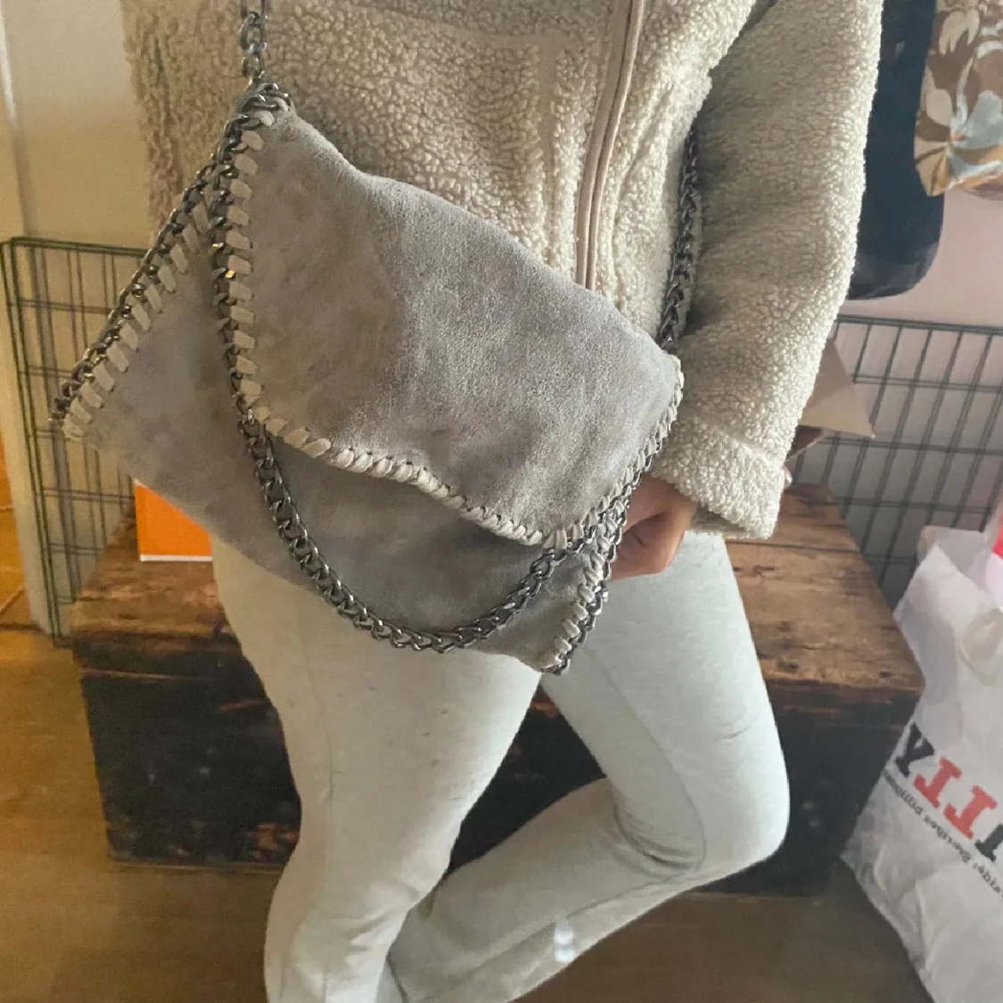 Grå axelväska med kedjedetaljer