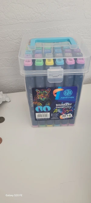  Helt nya AstraPen  30+6 pennor  -  Helt nya Snyggt set med 36 dubbelsidiga konstnärsmarkörer i olika färger, inklusive 6 pastellnyanser. Levereras i praktisk plastlåda med handtag. Pennorna ser oanvända ut och lådan är i nyskick, perfekt för kreativa projekt och färgläggning.