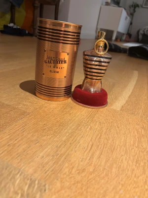Jean Paul Gaultier Le Male Elixir - Snygg och trendig parfym i unik design från Jean Paul Gaultier. Le Male Elixir, tillverkad i Frankrike, kommer i en 75 ml flaska. Perfekt för dig som vill sticka ut och addera lite lyx till din stil.