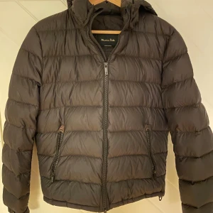 Massimo Dutti Feather down dunjacka - Dunjacka från Massimo Duttii storlek S med avtagbar luva, nypris 1599 i väldigt bra skick