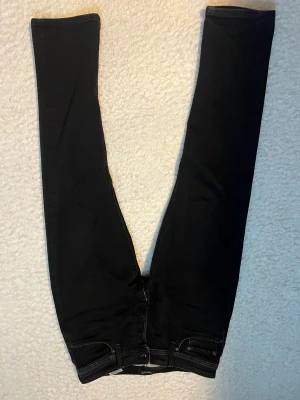 Svarta  jeans från Jack & Jones - Säljer ett par svarta jeans från Jack & Jones med normal passform och klassisk femficksdesign. Jeansen har knappgylf och är tillverkade i stretchigt bomullsmaterial för extra komfort. Perfekt för dig som gillar en stilren look. (30 midja, 30 längd)