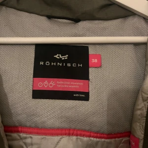 Röhnisch jacka - Vinter jacka från märket röhnisch den är använd och älskad men nu ska den få ett nytt hem välkommen att sätta pris förslag det är en äkta röhnisch jacka  med dragsko runt midjan