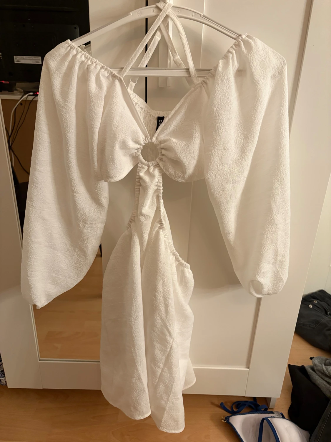 Vit kortklänning med puffärmar