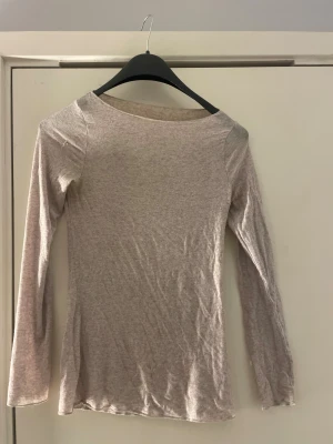Intimissimi tröja  - Beige intimissimi tröja storlek S, en liten reva på magen som orsakats av min navelpiercing 