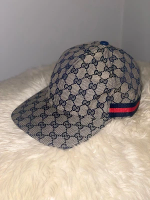 Navy blå gg keps  - Dm vid intresse