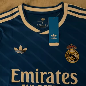 Real Madrid- Mbappé tröja - Real Madrids bortatröja för 2025/26 med Kylian Mbappé på ryggen🔵⚪️ Helt nyskick med prislappen kvar  Storlek: S