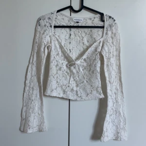 Spetstopp från venderbys  - Vit Spetstopp från venderbys. Använd ett fåtal gånger, den har lite slitningar i spetsen.