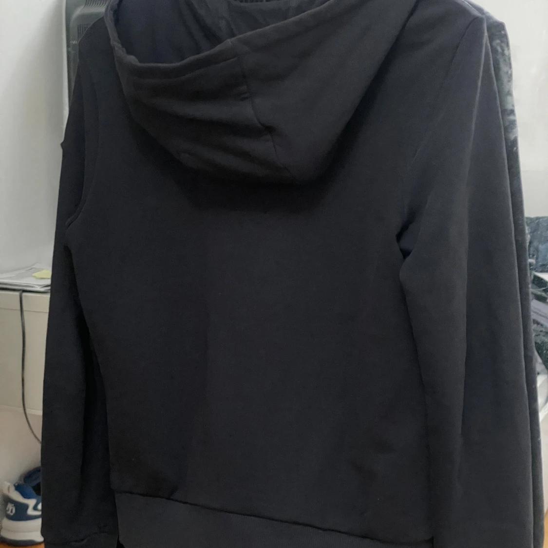 Svart pufferjacka med huva från Moncler - 3