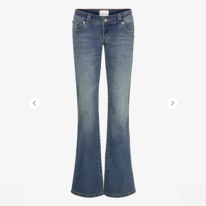 Blå bootcut jeans från Abrand - Snygga blå 00 super low kick tall jeans från abrand. Med klassisk bootcut-passform och låg midja. Jeansen har fem fickor, dragkedja och knapp. lätt tvättad look. Använda typ 4gånger säljer då dom är för stora. 
