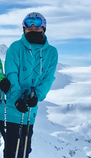 Turkos hoodie/jacka från Dope  - Säljer en snygg turkos hoodie/jacka från Dope. Tröjan har en rymlig känguruficka och lång ärm, svinsygg streatwear hoodie/jacka som får dig att känna dig snyggast i backen🎿jag tycker den är perfekt att ha som jacka i backen om man har bra med underställ på sig.❄️🛷