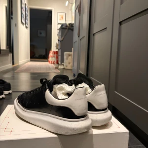 Alexander McQueen skor herr - Tja, säljer mina Alexander McQueen skor (Strl 43 men passar 44) då dom är lite stora på mig. Väl använda men har fortfarande mycket kvar att ge! Perfekta skor nu till hösten och ger en riktigt fet look. PRIS kan diskuteras vid snabb och smidig affär.