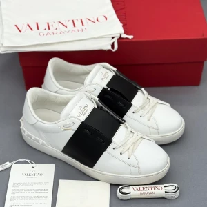 Valentino Open | 41.5 - Valentino Open sneakers | Nyskick! | Original box, dustbag, kort samt extra skosnören ingår! | INGA BYTEN | Fraktar spårbart eller möts upp i Täby