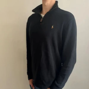 Ralph Lauren Quarter zip - Hej säljer nu min fina Ralph Lauren tröja i storlek S. Den är i nyskick och kommer vara super snygg inför hösten. Nypris ca 2500kr! Glöm inte följa🌊🍾